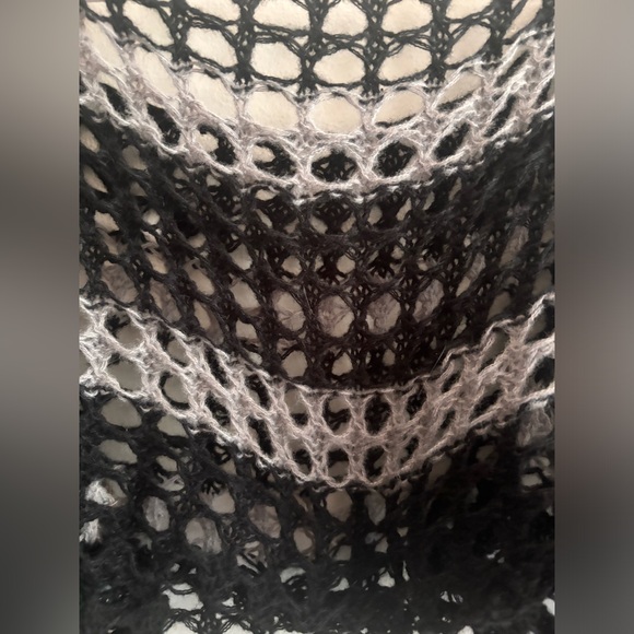 Black and grey shoulder sweater - Picture 3 of 3